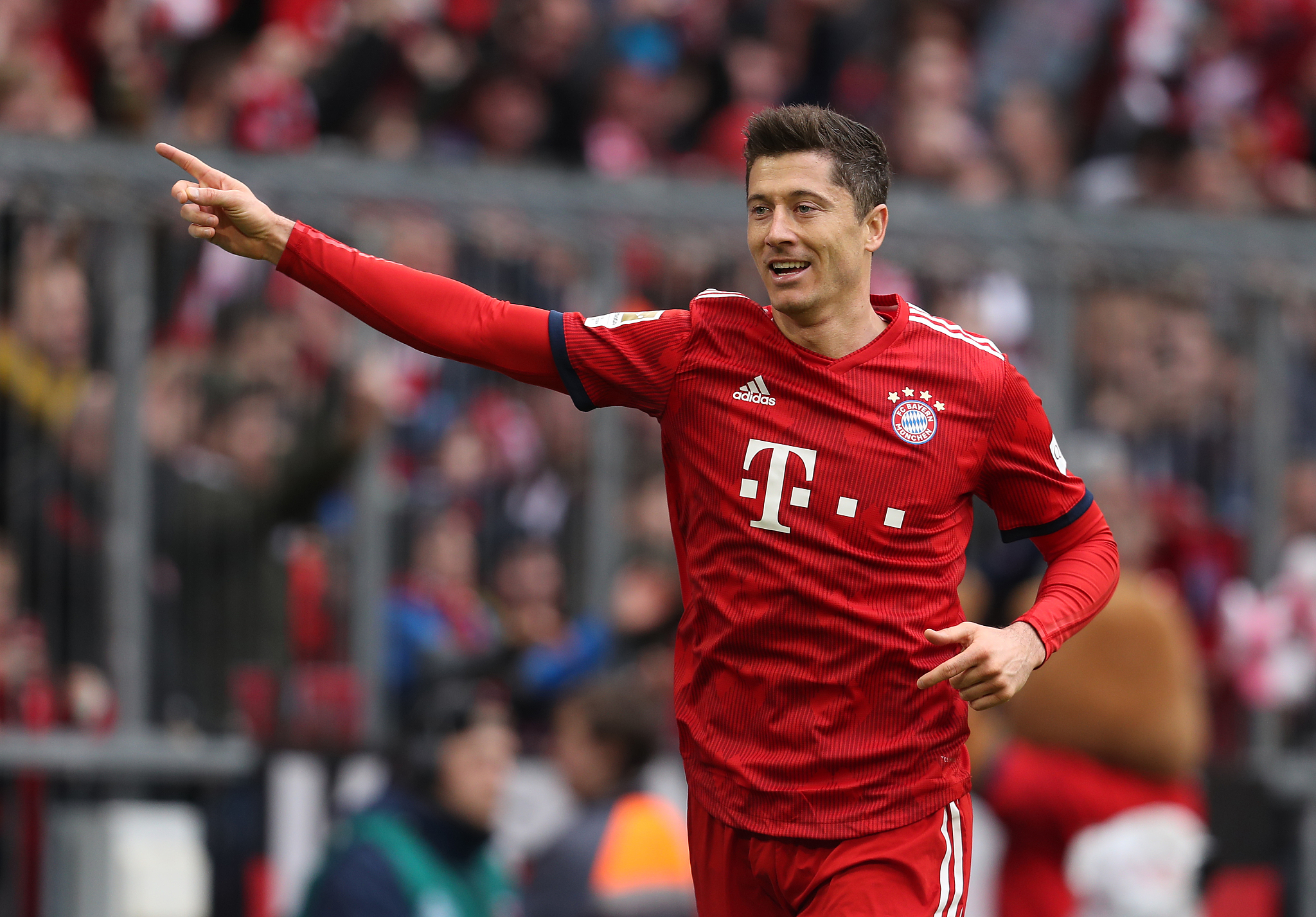 曼联前锋齐尔克泽面临转会，俱乐部对其持开放态度，但仍在培养塞斯科，寻求锋线补充，转会市场激烈争夺中。（曼联或放行齐尔克泽：继续培养塞斯科并补强锋线，转会市场鏖战正酣）