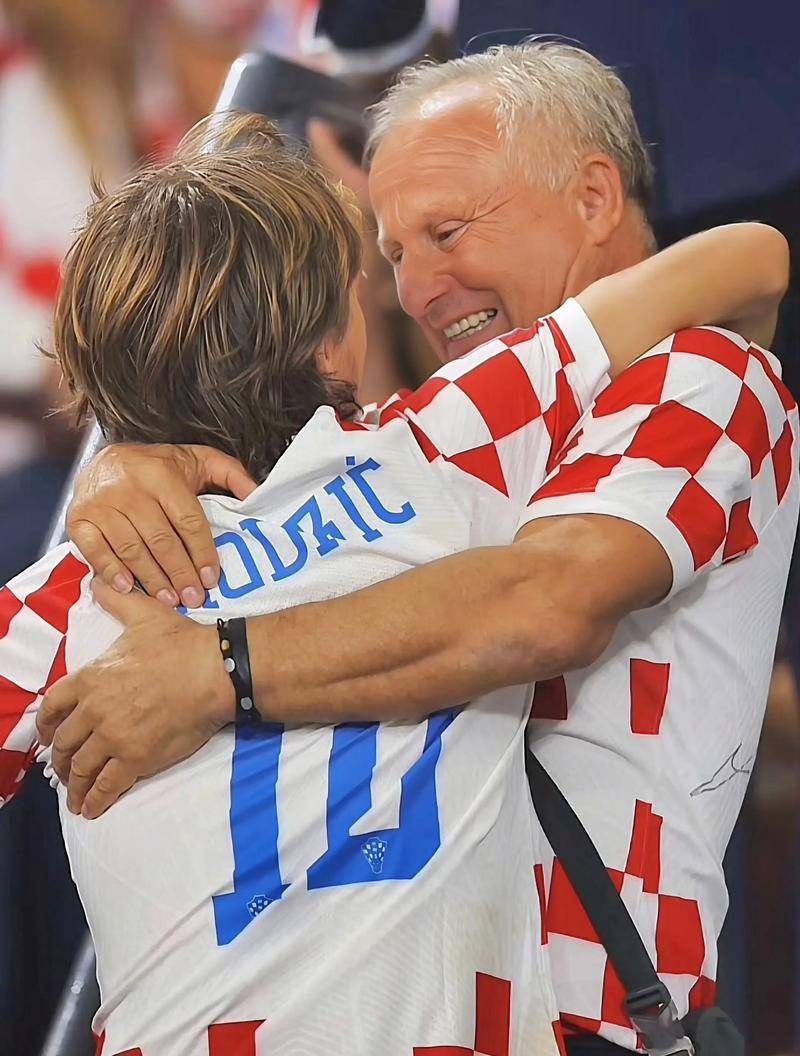 国米中场调度效率惊人（国米中场掌控全局，运转效率爆表）