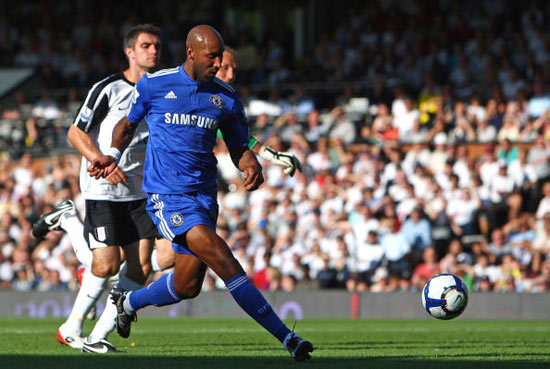 湖人詹姆斯关键三分锁定胜利（詹姆斯命中关键三分助湖人锁定胜局）