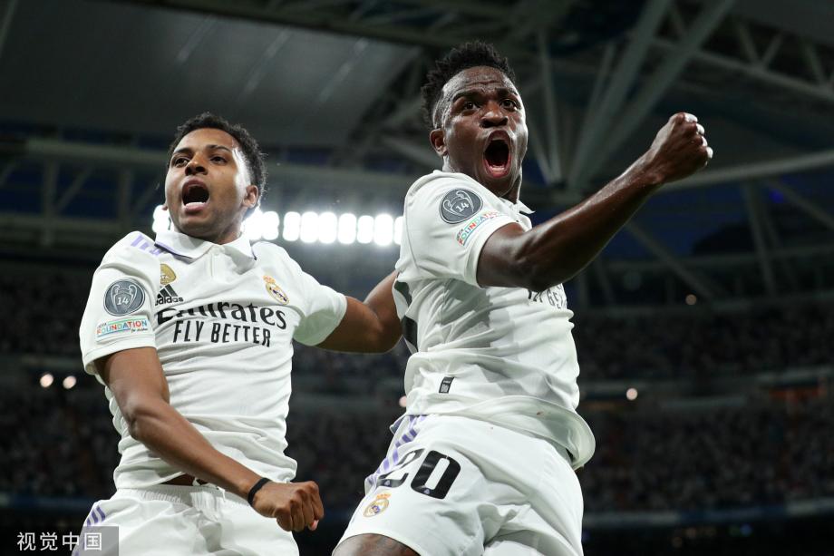 胡尔克完成职业生涯500球里程碑，球迷打出巨型TIFO致敬（胡尔克生涯500球达成，球迷巨幅TIFO致敬）