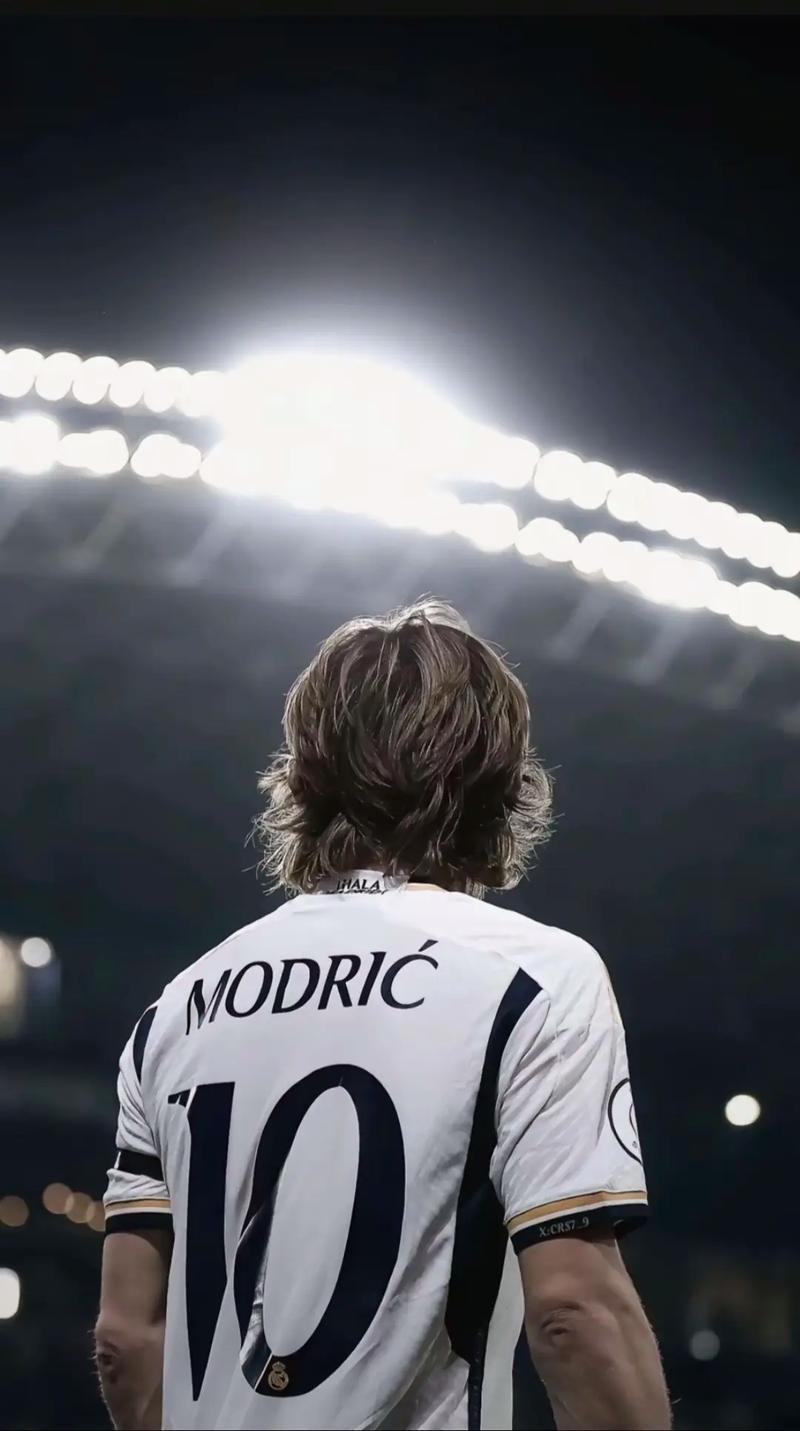 意甲球员在第12轮比赛中涂上红色面彩，向针对女性的暴力说不（意甲第12轮：球员以红色面彩呼吁制止针对女性的暴力）