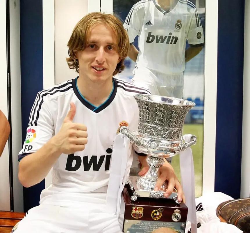 中超比赛回放：上海海港2-0战胜广州队,（中超回放：上海海港2比0力克广州队）